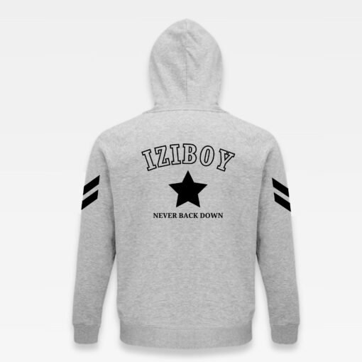 dos du sweat à capuche iziboy gris avec inscription noir dans le dos