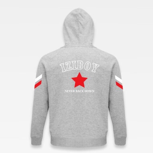 dos du sweat à capuche iziboy gris avec inscription rouge et blanche dans le dos