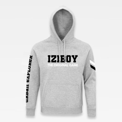 Sweat à capuche iziboy gris avec inscription noire sur la manche et devant