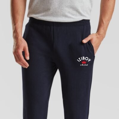 zoom sur le jogging 100% coton bleu marine iziboy avec logo iziboy in the street sur le haut de la jambe